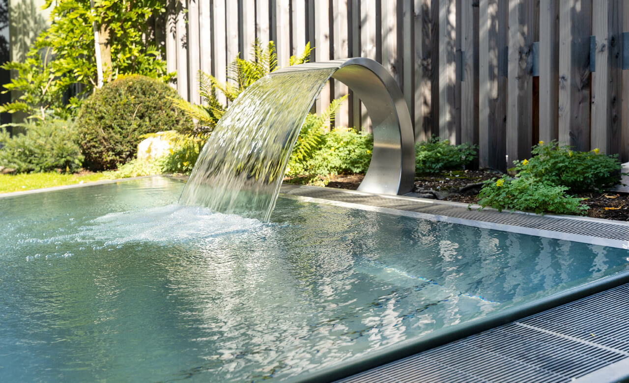 edelstahlpools mit überlaufrinne