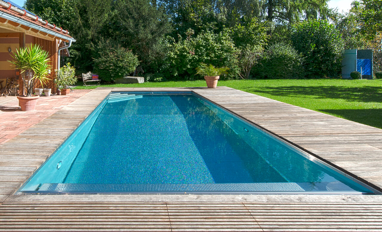 edelstahlpool mit überlaufrinne